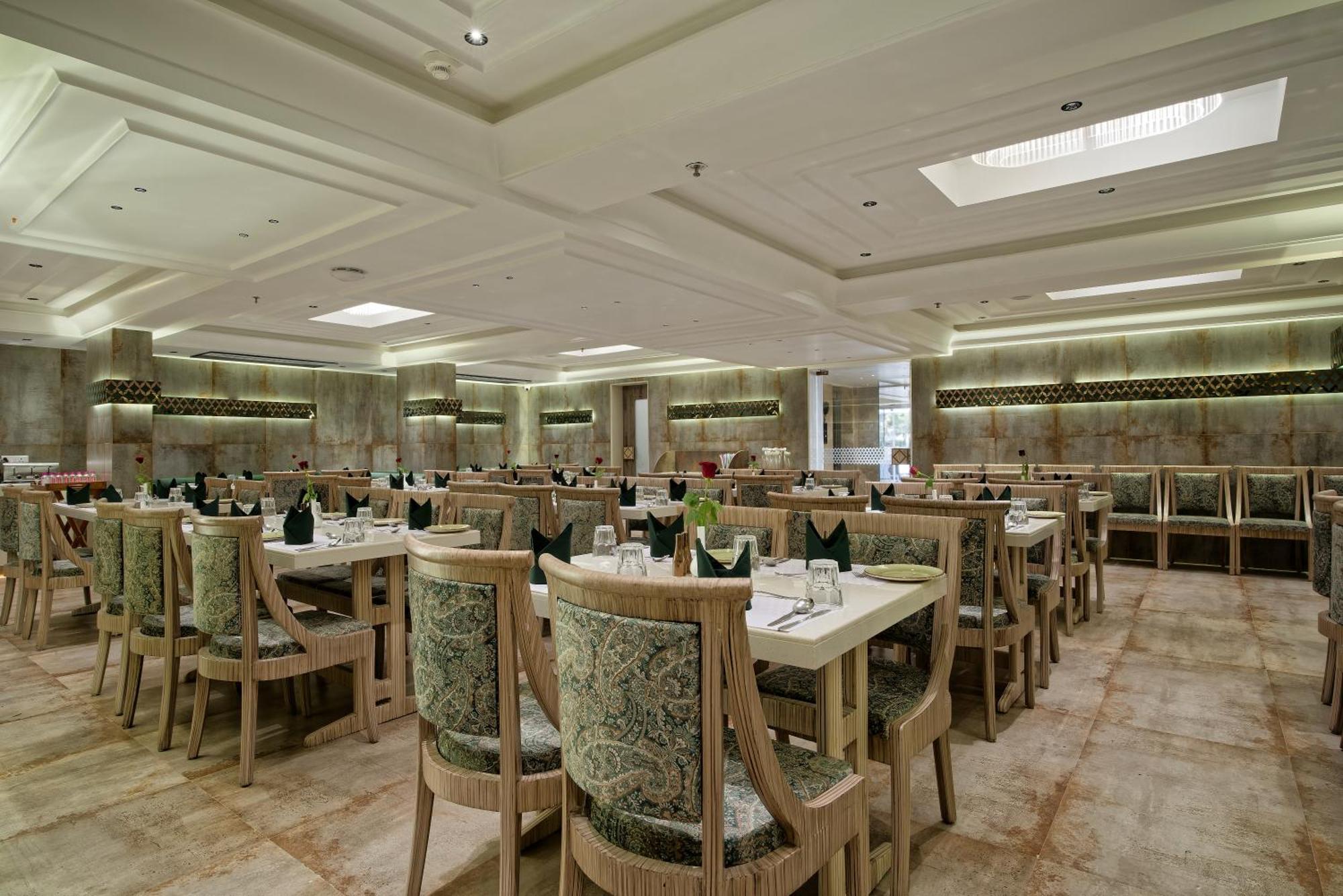 Golden Plaza Hotel Ahmedabad Exterior foto