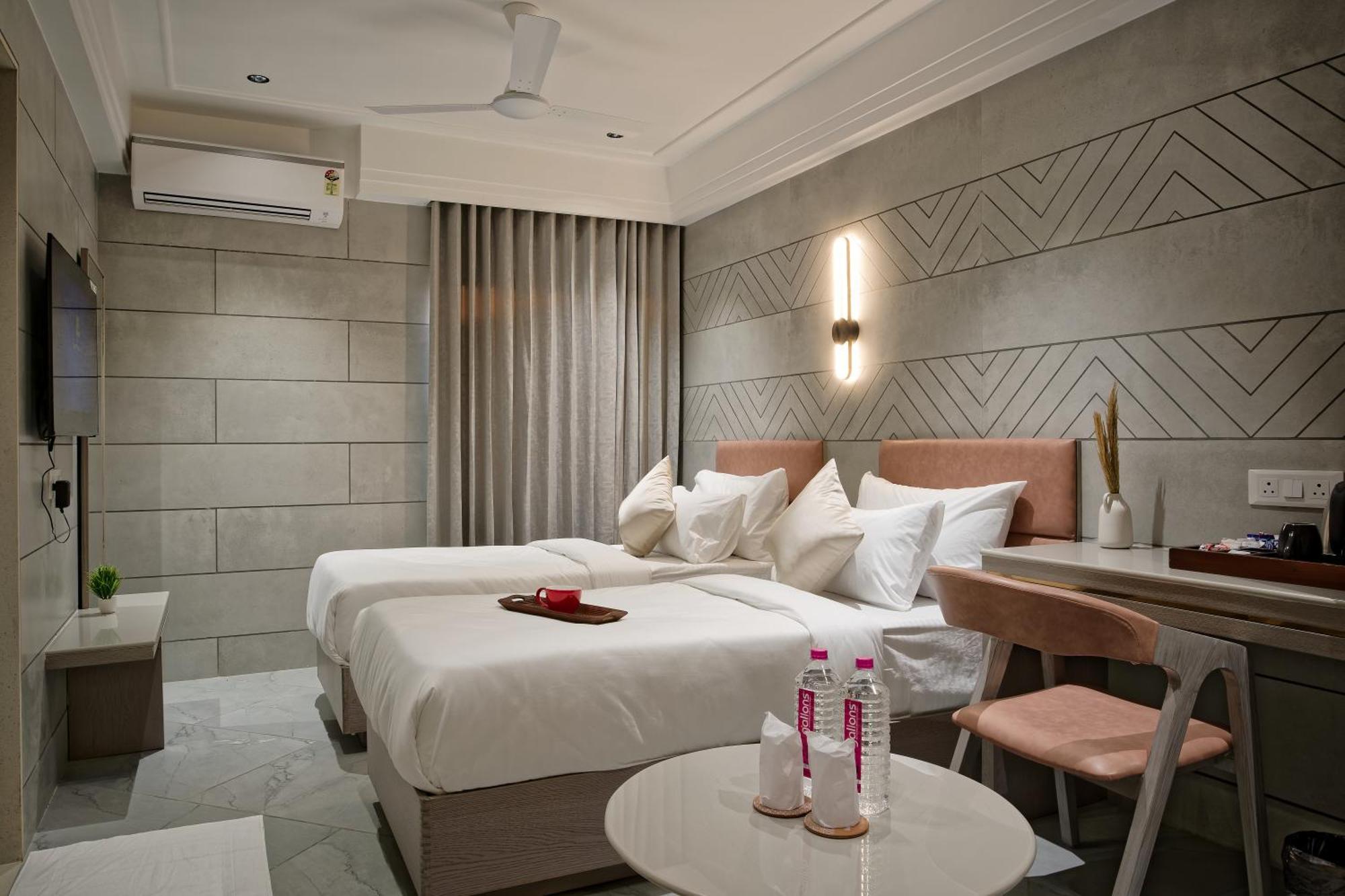 Golden Plaza Hotel Ahmedabad Exterior foto