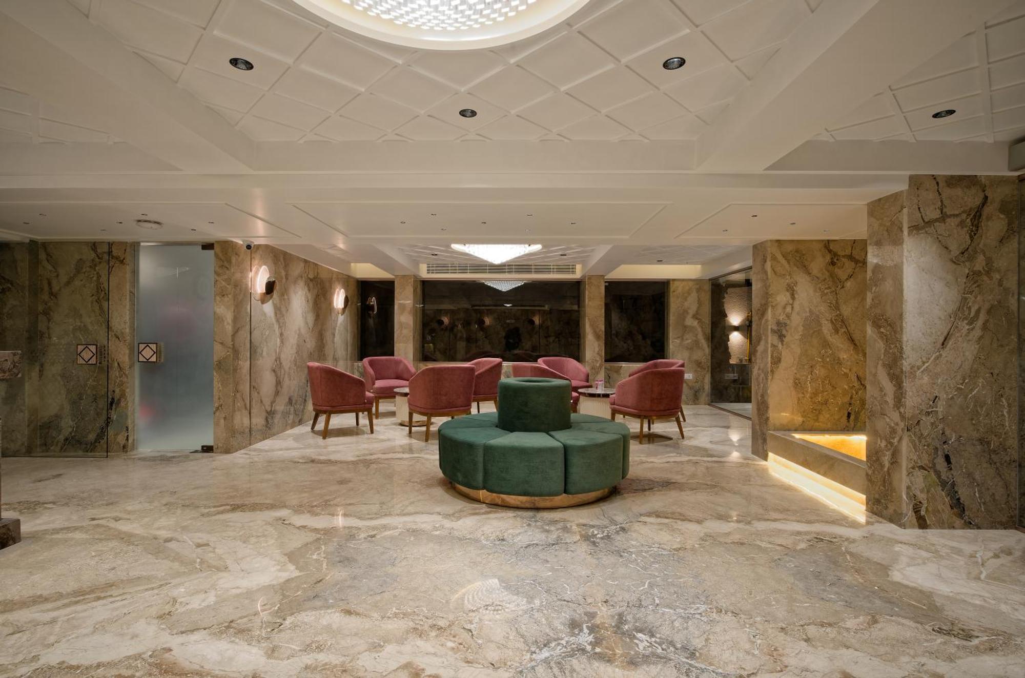 Golden Plaza Hotel Ahmedabad Exterior foto